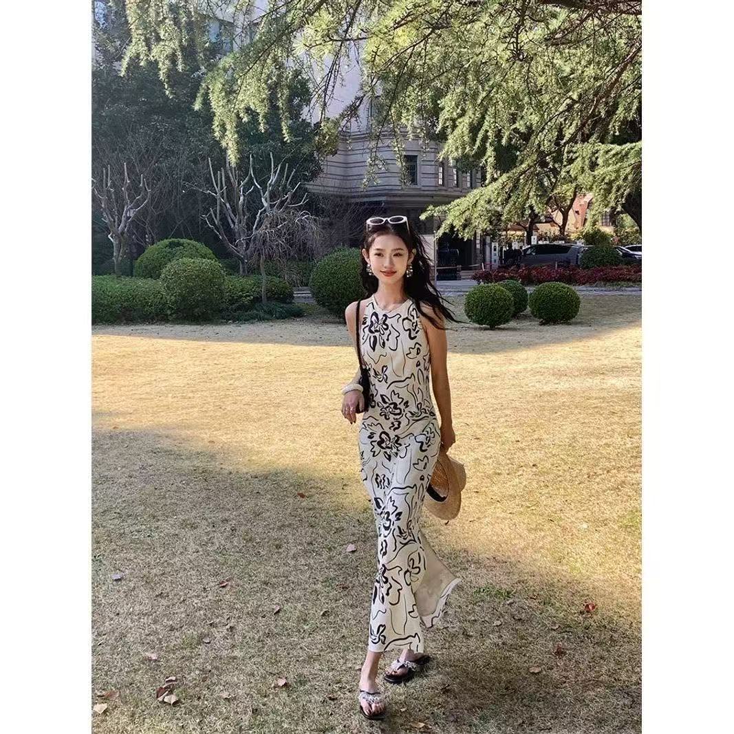 法式轻奢印花挂脖连衣裙2025夏季新款小众收腰高级感无袖吊带长裙