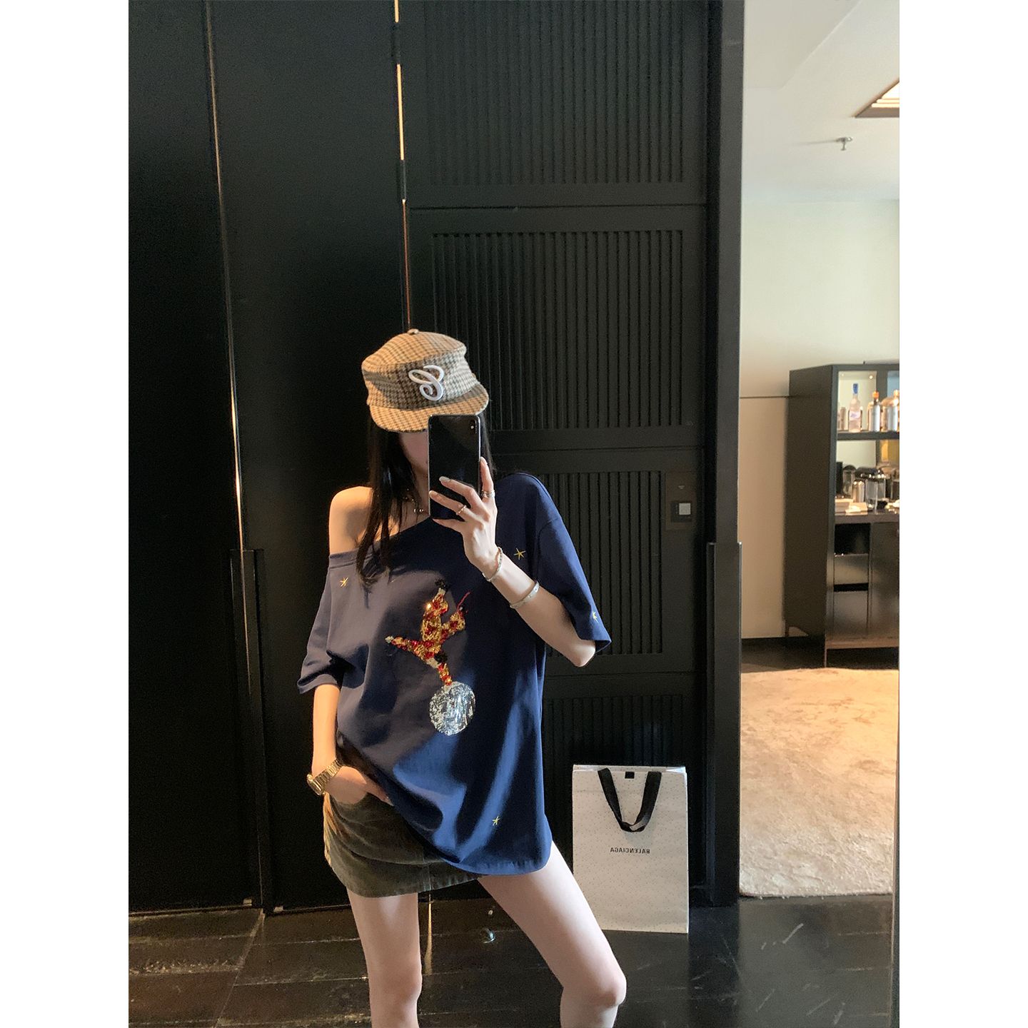 区区欧阳 亮片刺绣斜肩短袖T恤女夏季薄款设计感小众辣妹露肩上衣