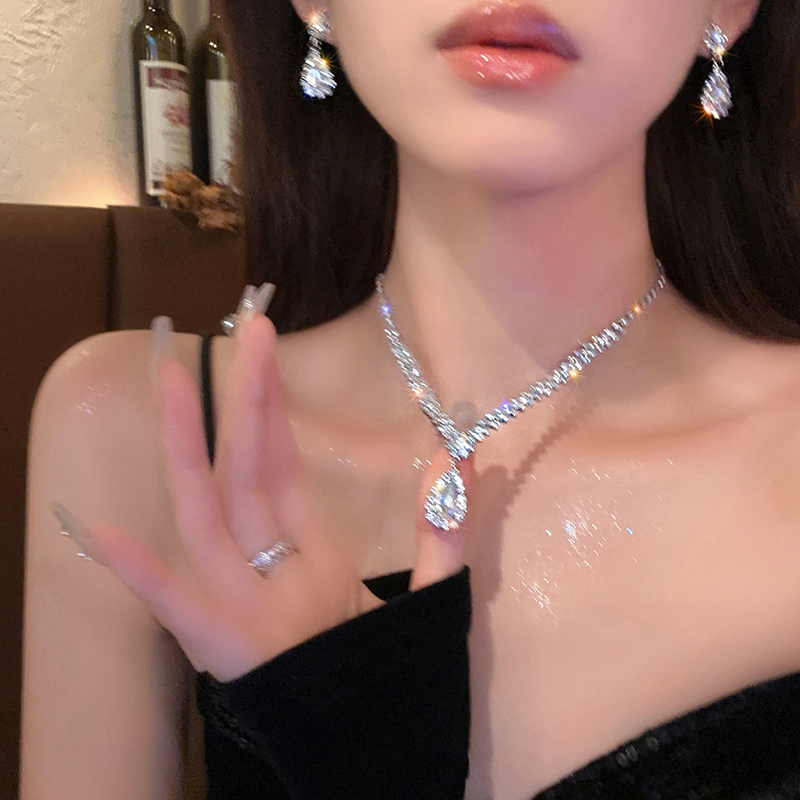 合金项链 满钻爆闪水滴流苏项链女轻奢小众设计感锁骨链颈链潮