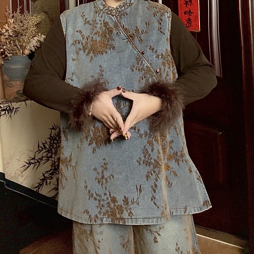 格格大码满幅暗纹植绒牛仔马甲女2025秋冬马甲显瘦时尚马甲