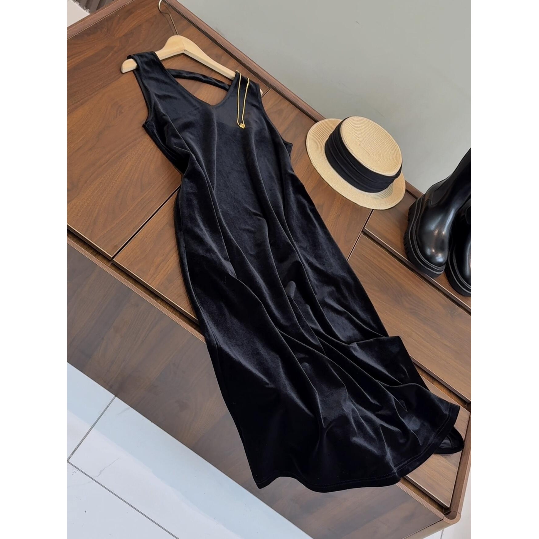 走欧美！新款过膝V领黑天鹅丝绒背心无袖吊带连衣裙
