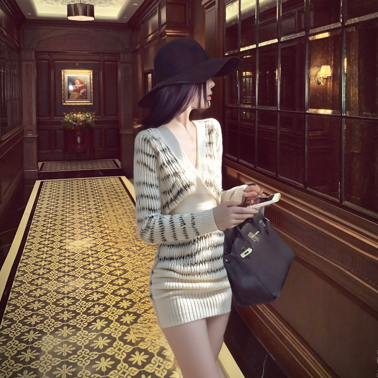 白色V领针织长袖连衣裙女2025秋新款韩系性感风软糯亲肤别致短裙