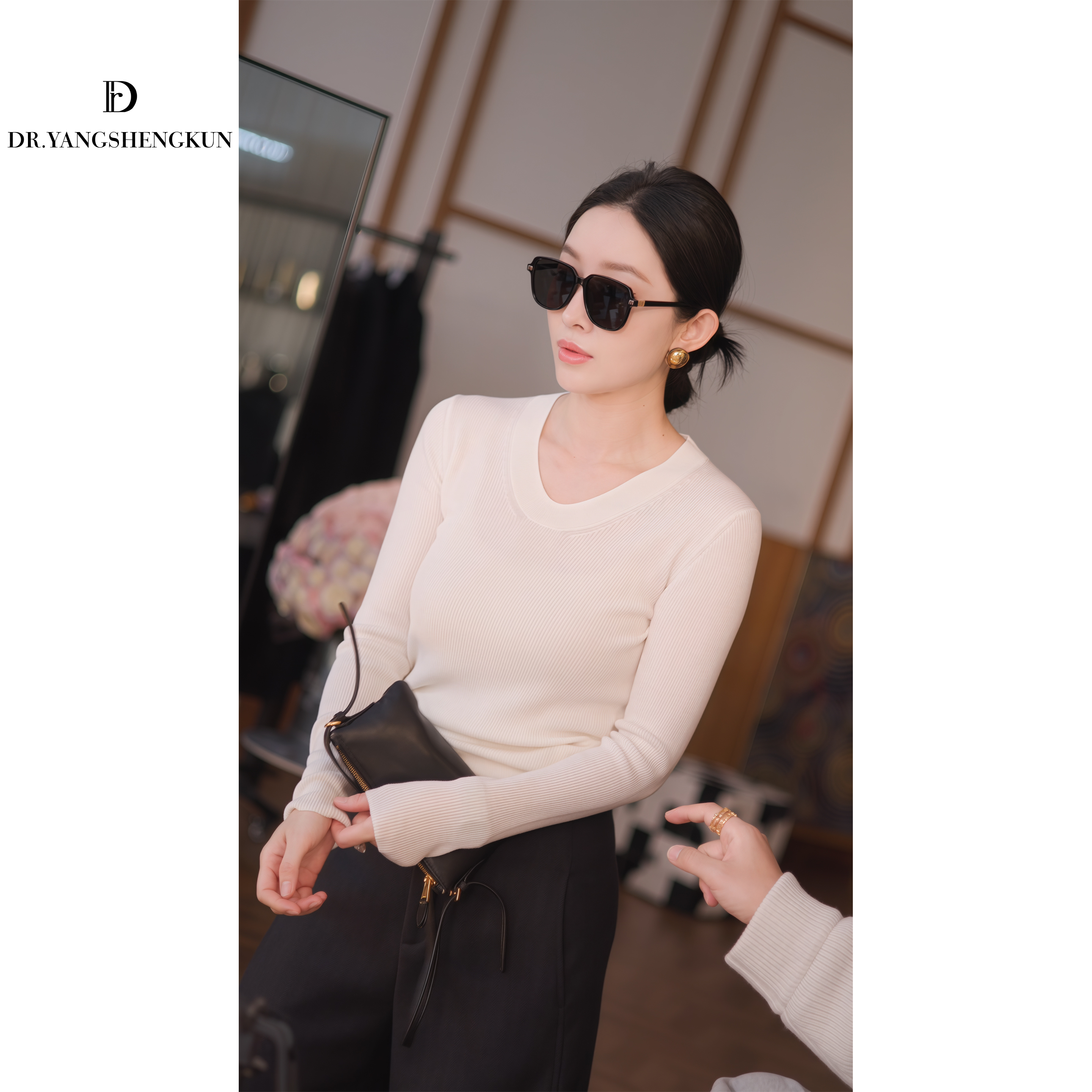 杨圣坤2025冬季新品100%美丽诺羊毛U领纯色百搭针织衫SQ25120505