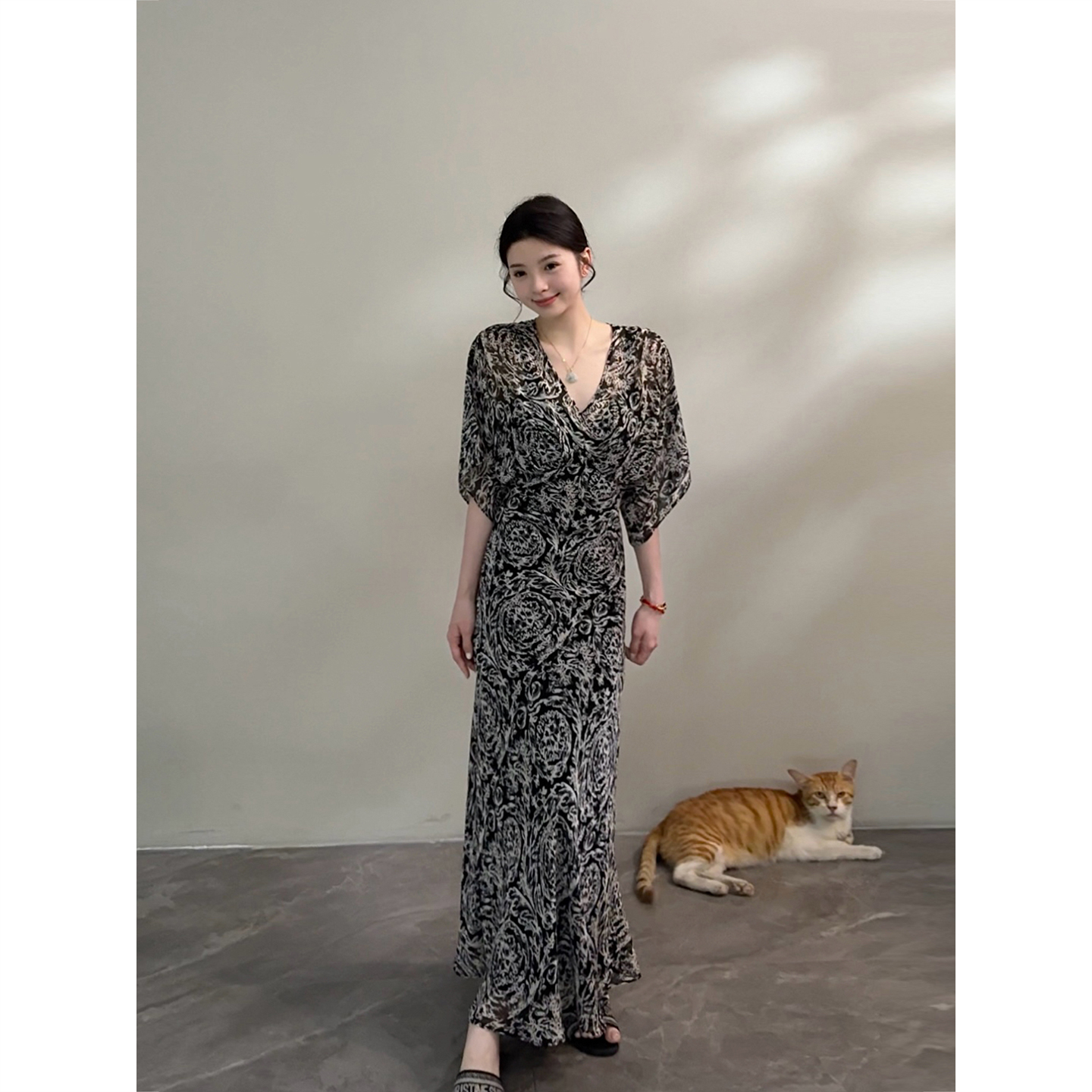 【颂宋】新款夏季遮肚显瘦时尚设计感赫本风V领收腰连衣裙DT1273