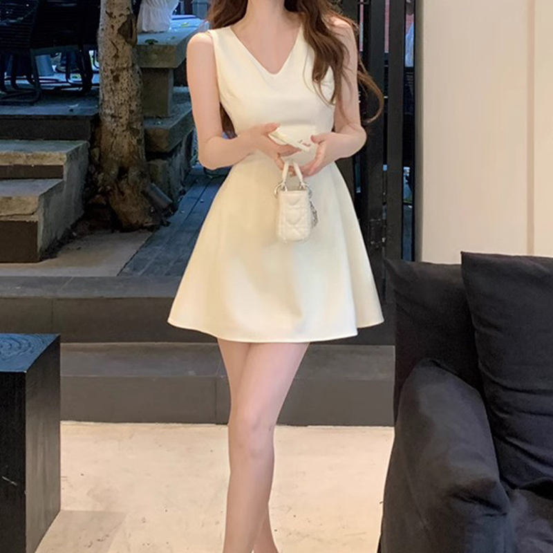 赫本风气质千金感V领无袖连衣裙2025夏季新款温柔白月光A字短裙女