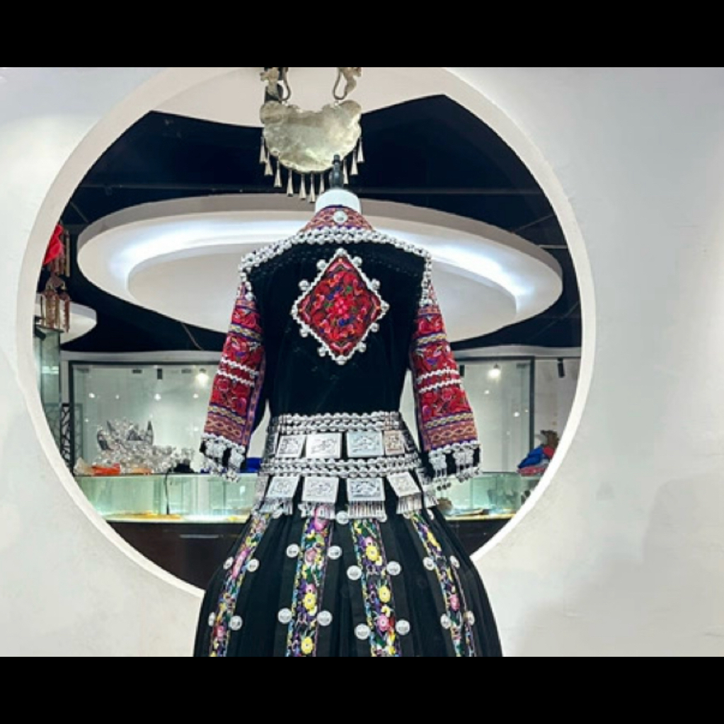 新款苗族民族风刺绣旅拍演出舞蹈表演女性服饰