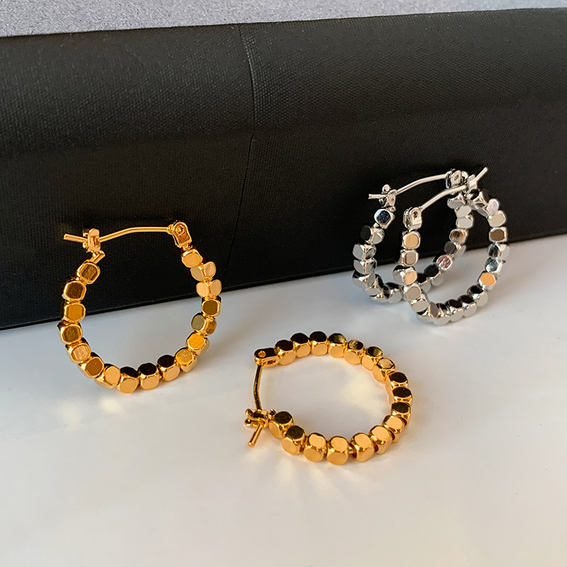 YIZUN.CHOMEL简约金属方糖子耳环女新款轻奢小众金色法式耳扣耳饰