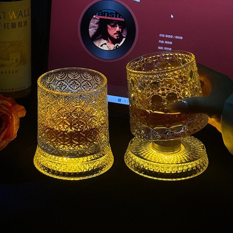 【送发光杯垫】发光旋转威士忌酒杯高颜值转转解压洋酒杯不倒翁