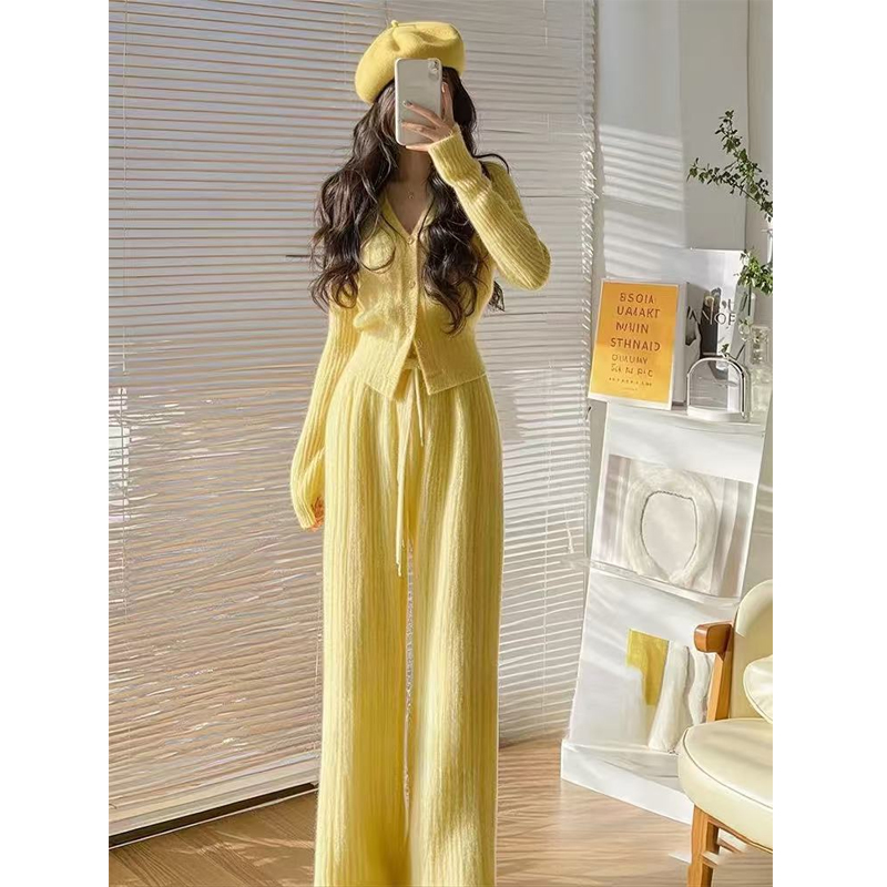 今年流行韩系高级感冬日千金黄色针织休闲小众上衣裤子穿搭套装女