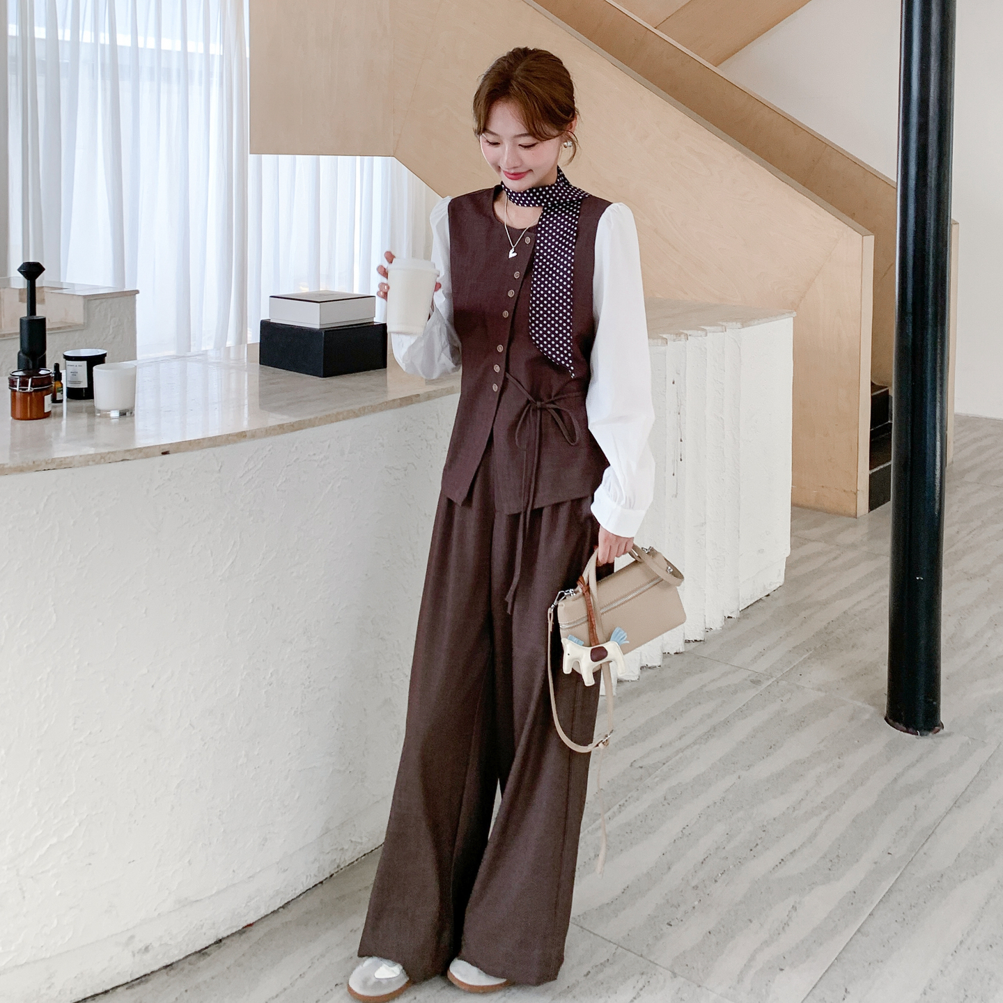 美拉德早秋巨好看高级感咖色假两件上衣阔腿裤老钱风丝巾三件套