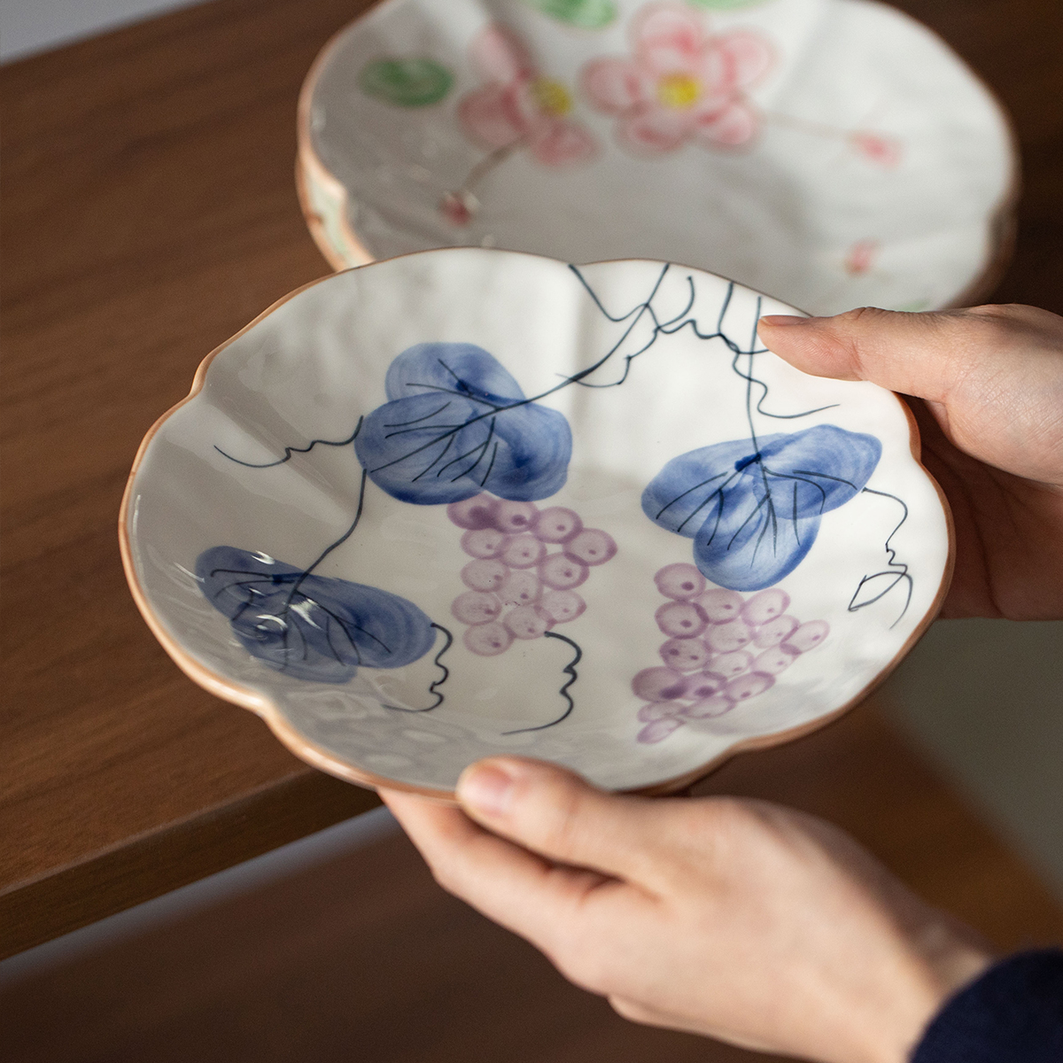 日本进口濑户烧手绘葡萄花朵盘果盘干果盘前菜盘耐热防烫菜盘
