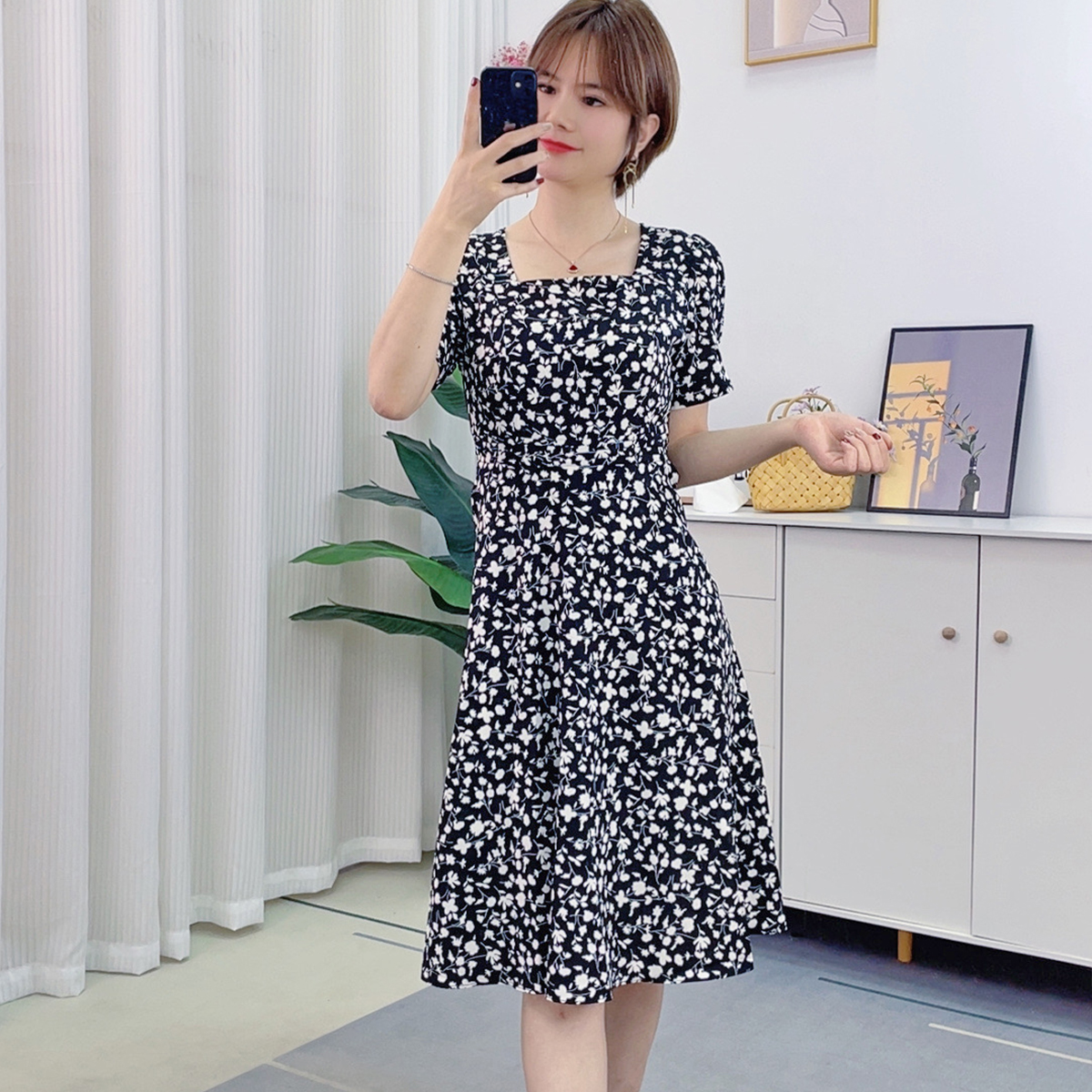 碎花连衣裙方领夏季气质显瘦法式洋气小个子收腰修身裙子2025新款