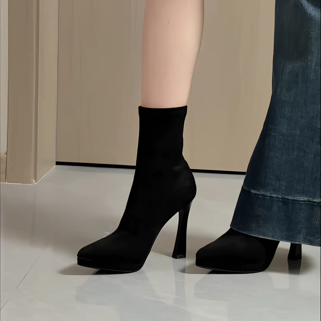 黑色弹力靴子女2025年秋冬新款防水台中筒细跟尖头显瘦高跟短靴女