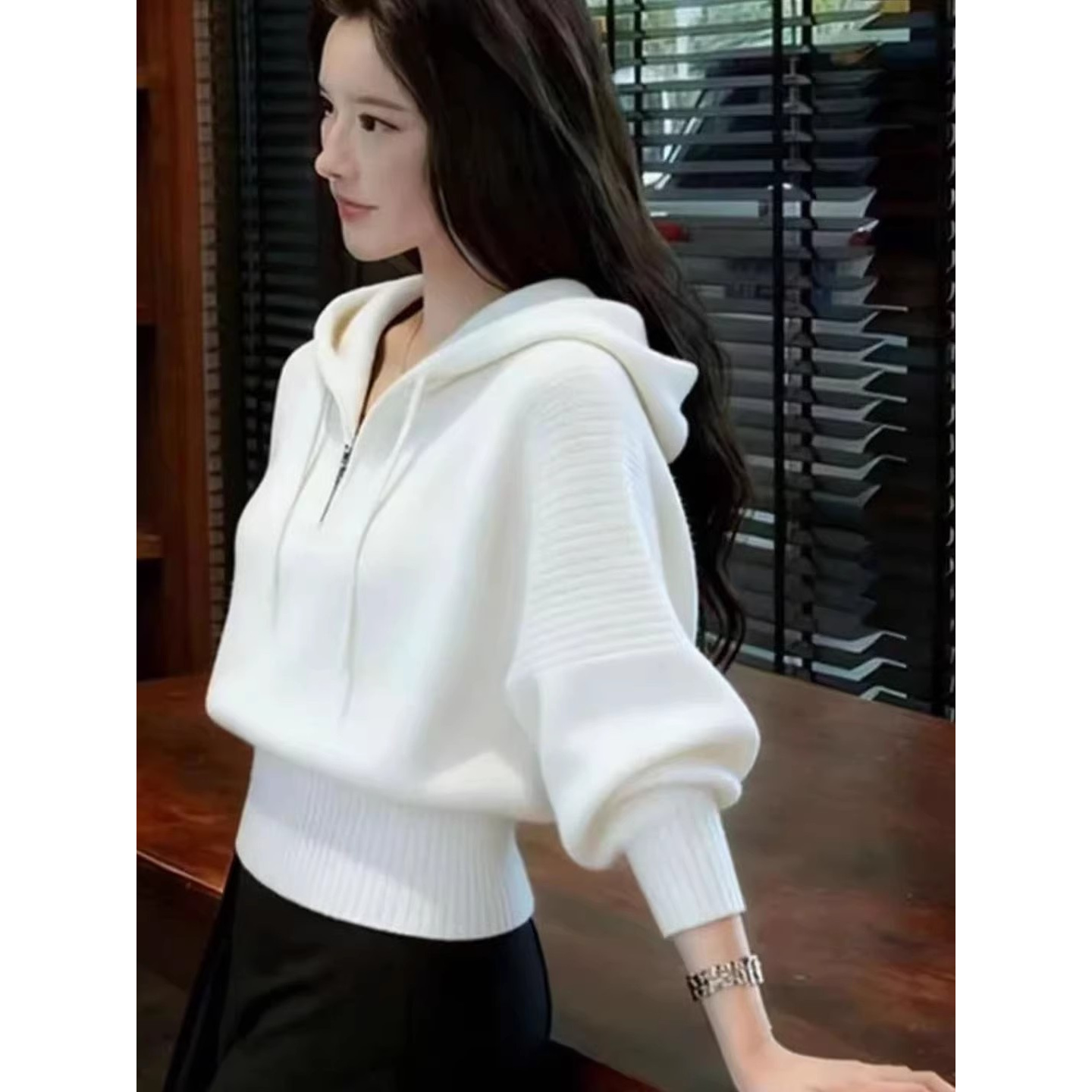 白色收腰连帽毛衣女款2025新款秋冬宽松慵懒高级感内搭打底针织衫