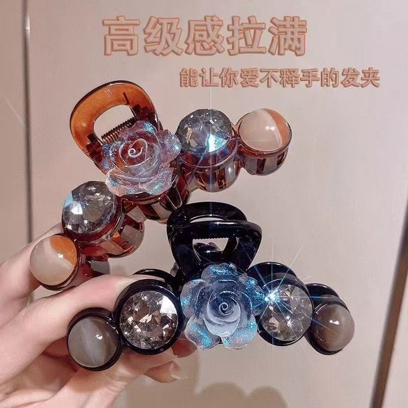 气质闪钻花朵珠珠抓夹女后脑勺2025新款发夹高级感鲨鱼夹发卡头饰