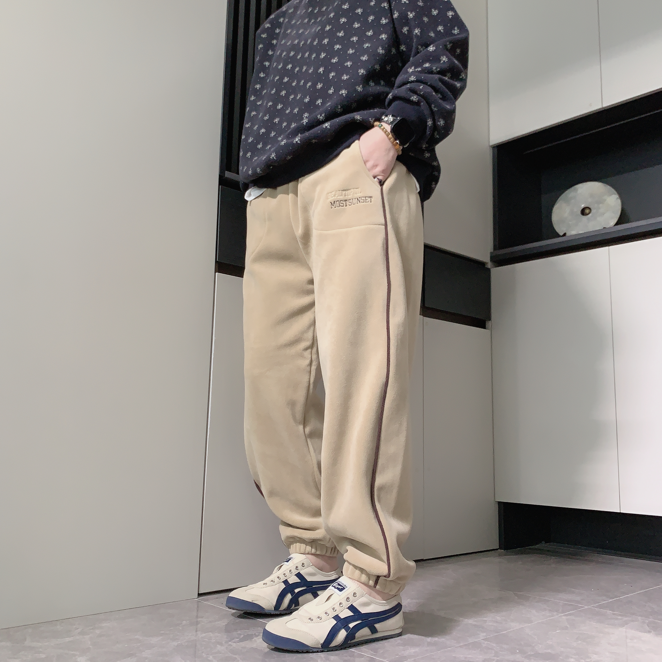 【六哥原创】2025设计款潮流帅气百搭休闲双面奥利绒微跨哈伦裤6700