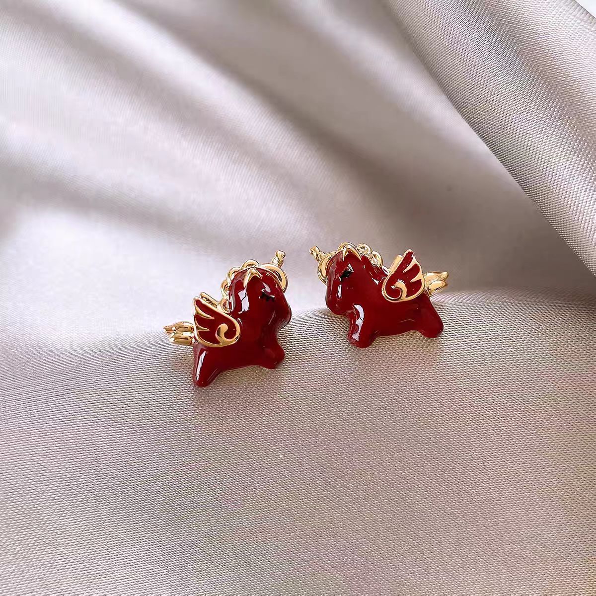 红色小飞马耳钉女2026新款爆款高级感耳环马年本命年耳饰小众饰品