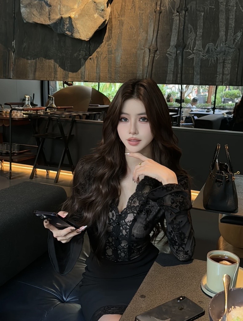 法式气质别致绝美性感设计感V领蕾丝长袖T恤女秋冬修身显瘦打底衫