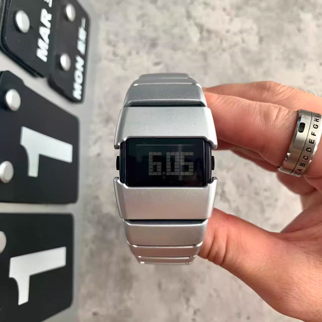 复古男士手表方形小众设计高级感千禧风个性外骨骼高颜值电子表男