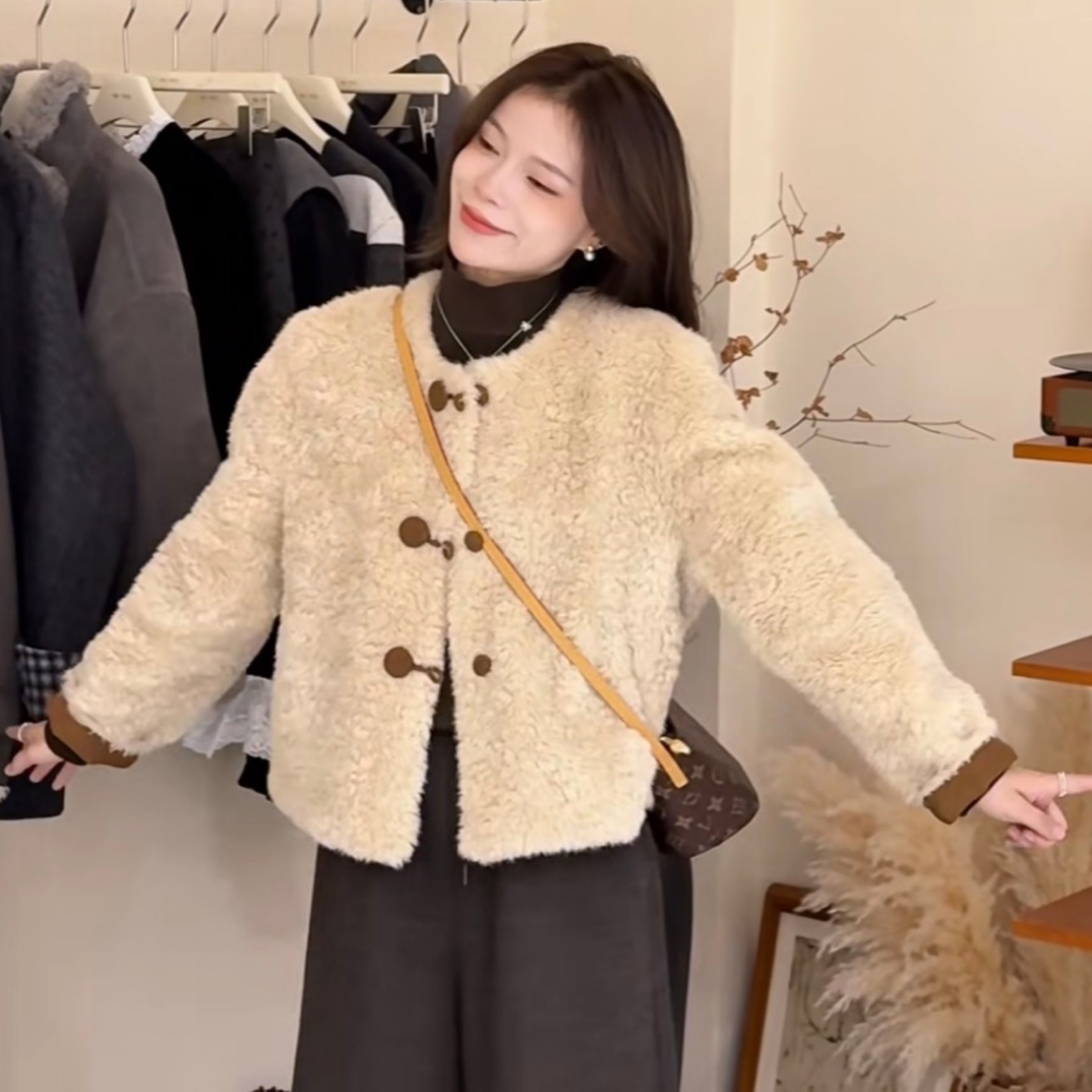 2025爆款小香风短款毛毛外套女冬季小个子时尚加厚毛毛一体上衣
