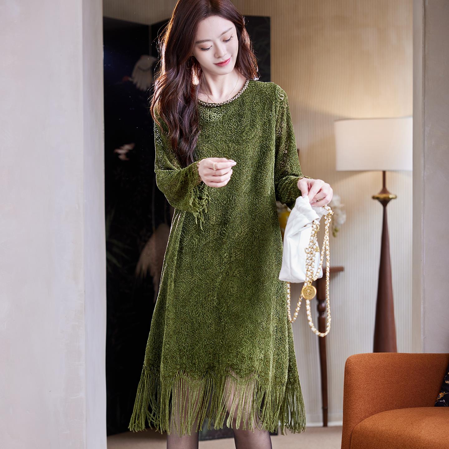 绿色钉钻流苏蕾丝连衣裙女秋冬新款优雅气质宽松大码显瘦复古长裙