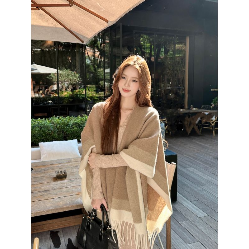 秋冬季高级撞色披肩女外搭旅游拍照大围巾披风斗篷复古百搭保暖