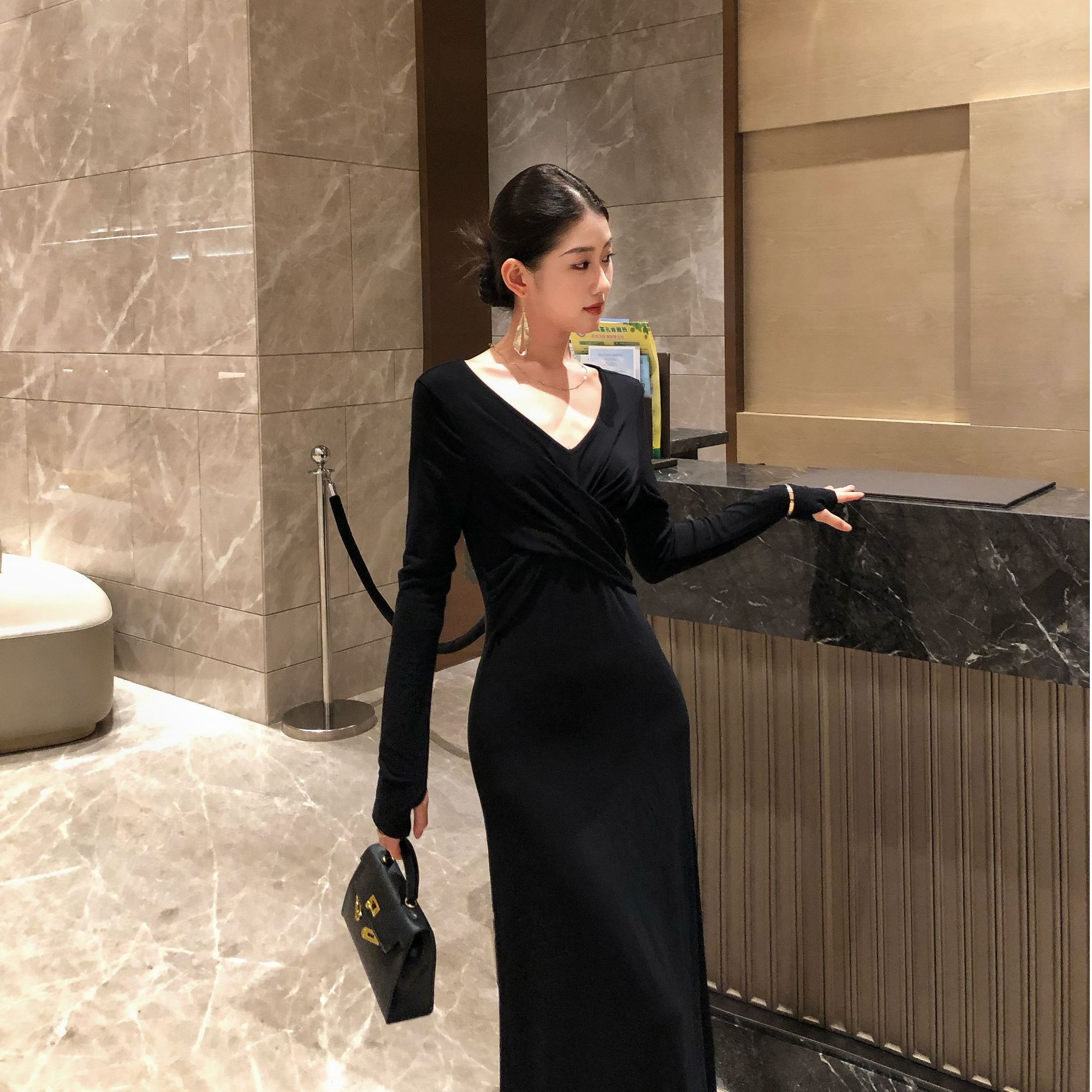 设计感褶皱长袖连衣裙女显瘦气质v领黑色修身长裙法式打底小黑裙