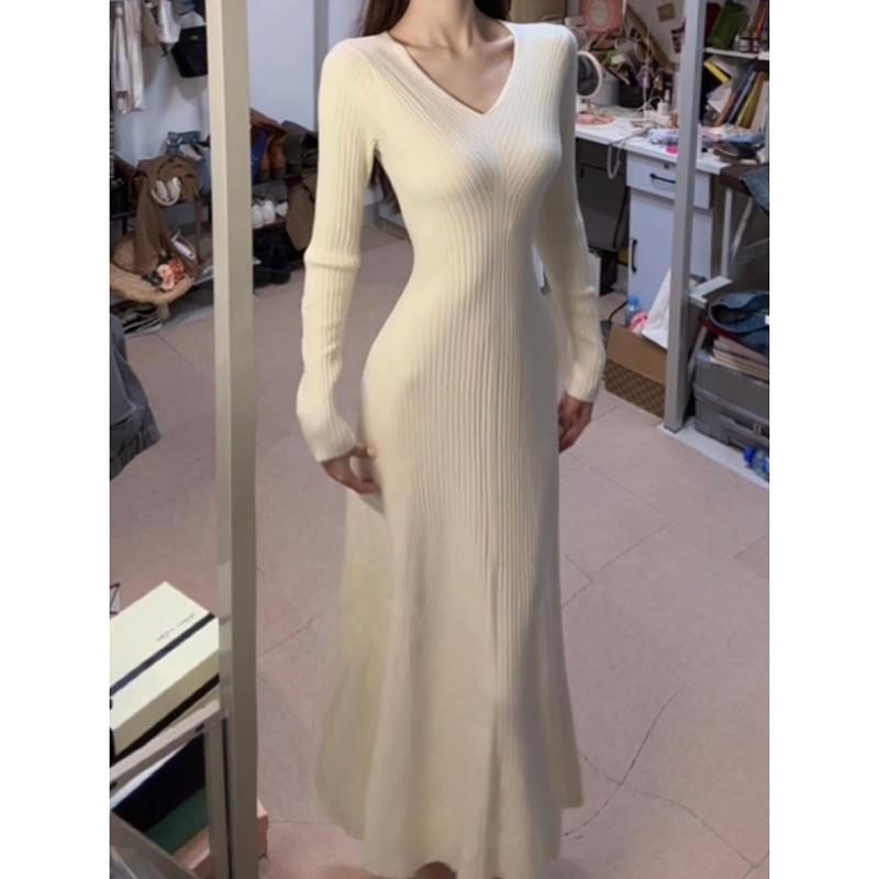 【万达撤柜】法式白色v领长袖针织连衣裙女春季性感辣妹收腰显瘦a字