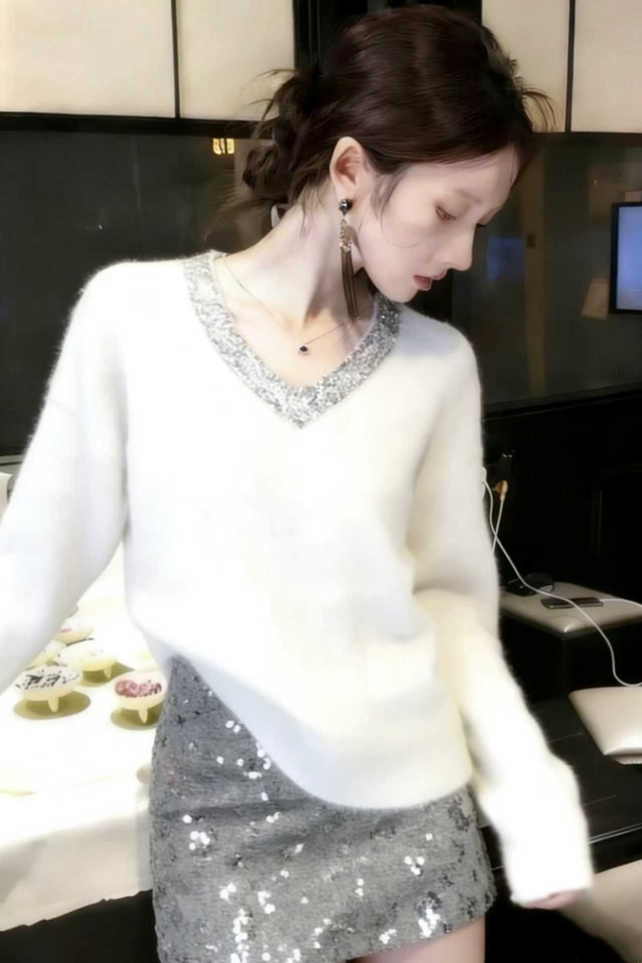 千金风酷飒韩系穿搭女2025秋冬季新款气质轻奢V领亮片毛衣针织衫
