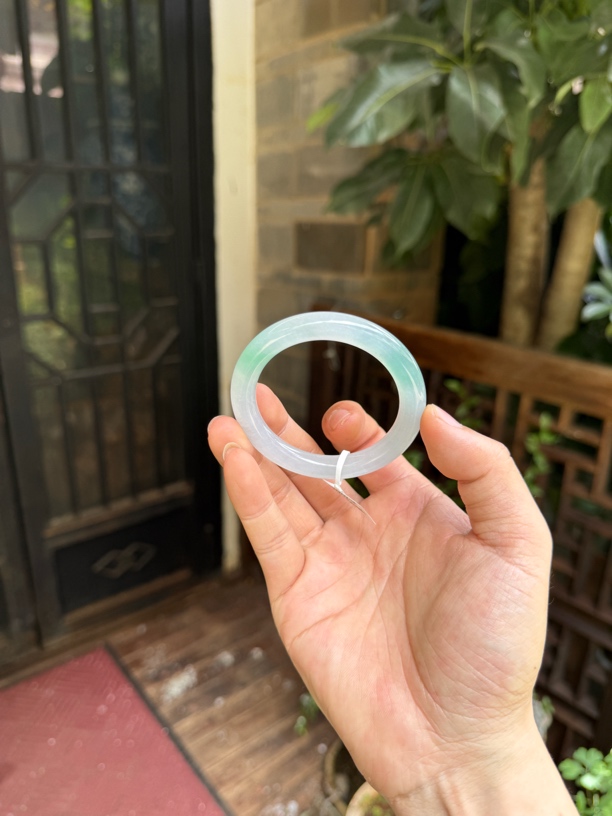 冰种带甜阳绿色圆条翡翠手镯