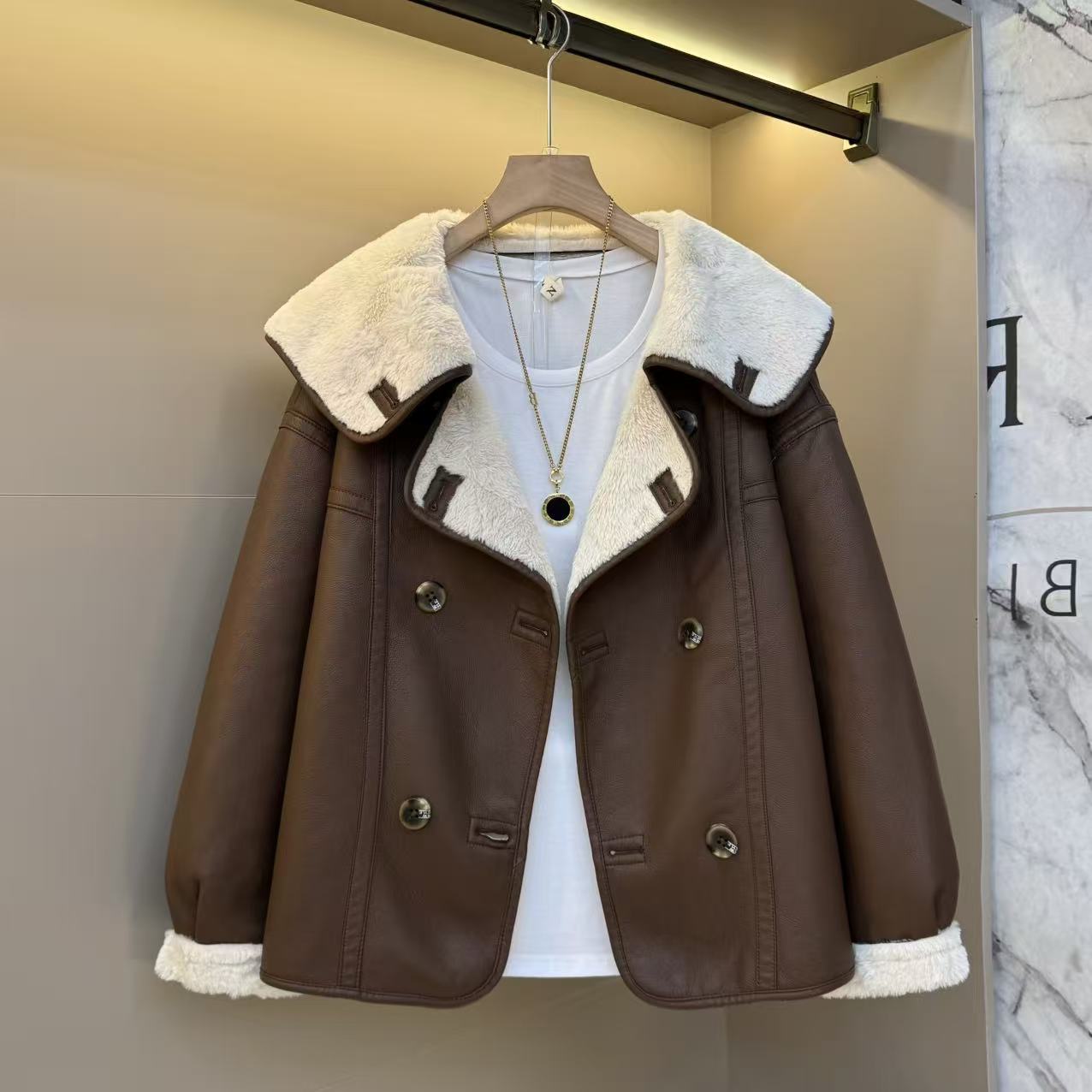 欧货潮流简约时尚气质pu皮2025新款秋冬设计款短女士遮肉外套1098