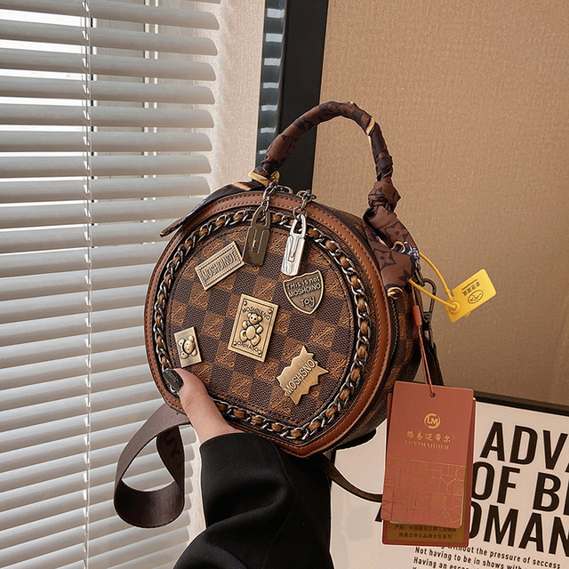 圆饼包包女2025新款潮时尚徽章小圆包女百搭洋气宽肩带单肩斜挎包