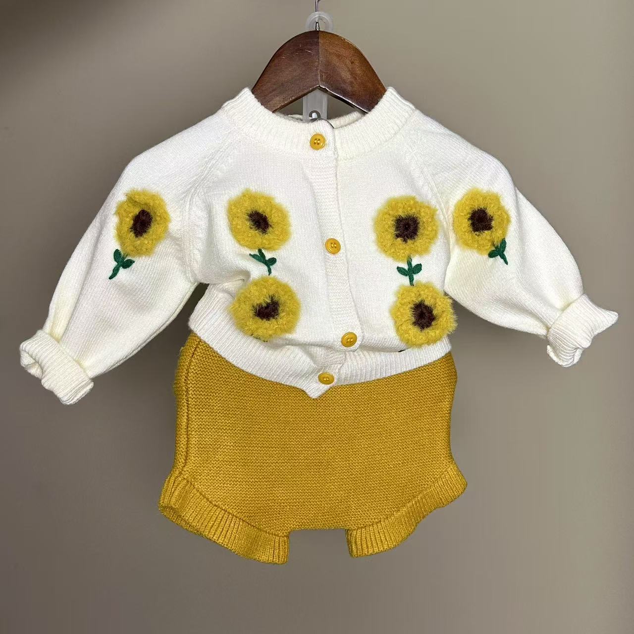 新款女宝宝黄色可爱两件套女宝带花儿针织两件套