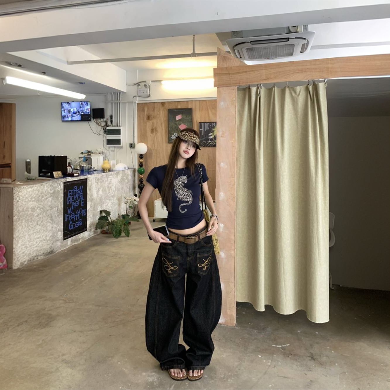 大码美式高街刺绣弯刀牛仔裤女秋季新款设计感宽松百搭高腰阔腿裤