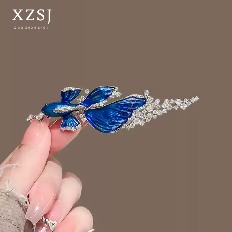 铜锆石胸针 原创设计精致珐琅锦鲤别针新款气质轻奢胸花西服配饰
