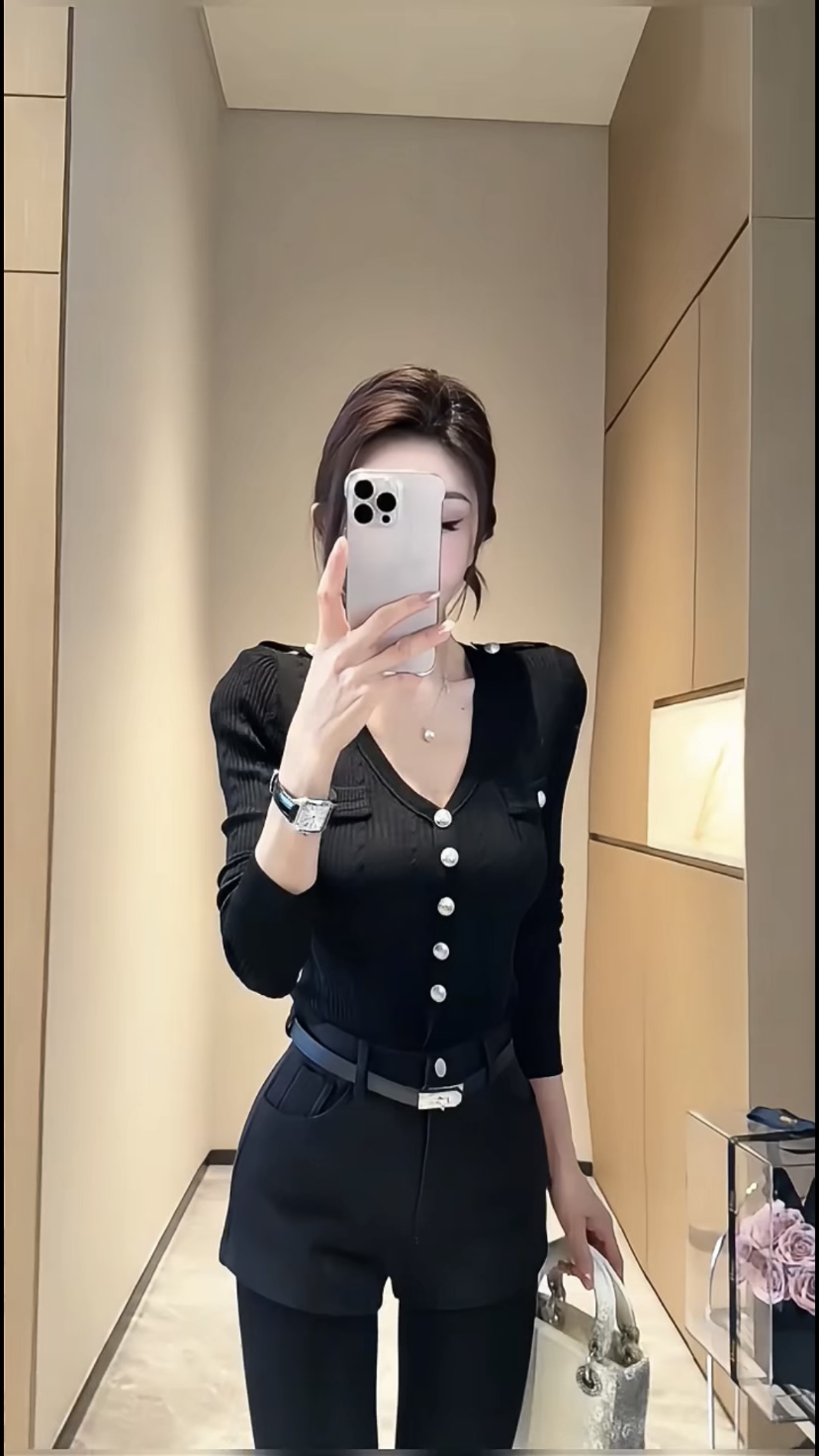 秋季新款气质辣妹纯欲风V领纽扣麻花针织显瘦短款上衣