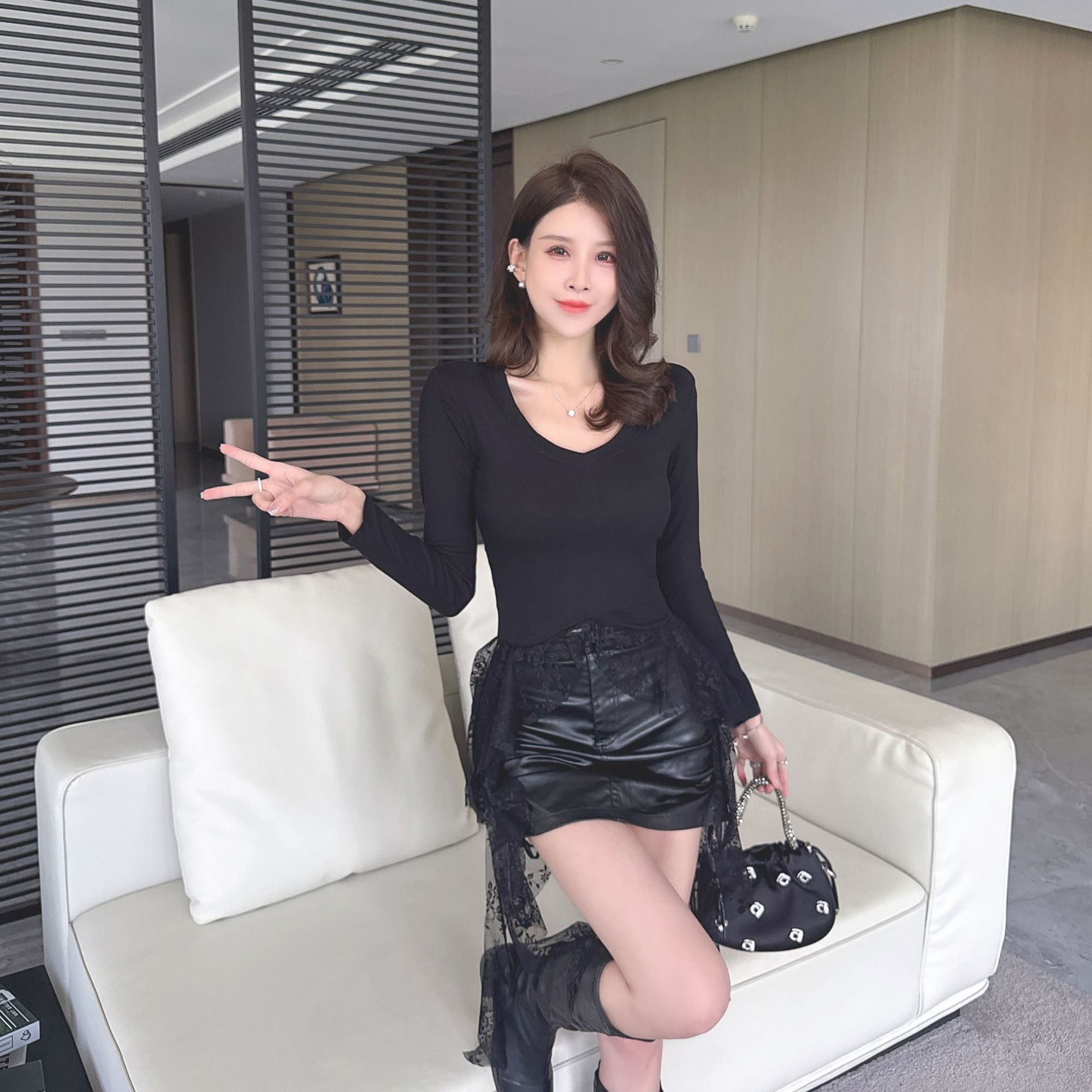 2025新款纯欲辣妹蕾丝拼接修身百搭V领不规则飘带T恤打底辣妹上衣