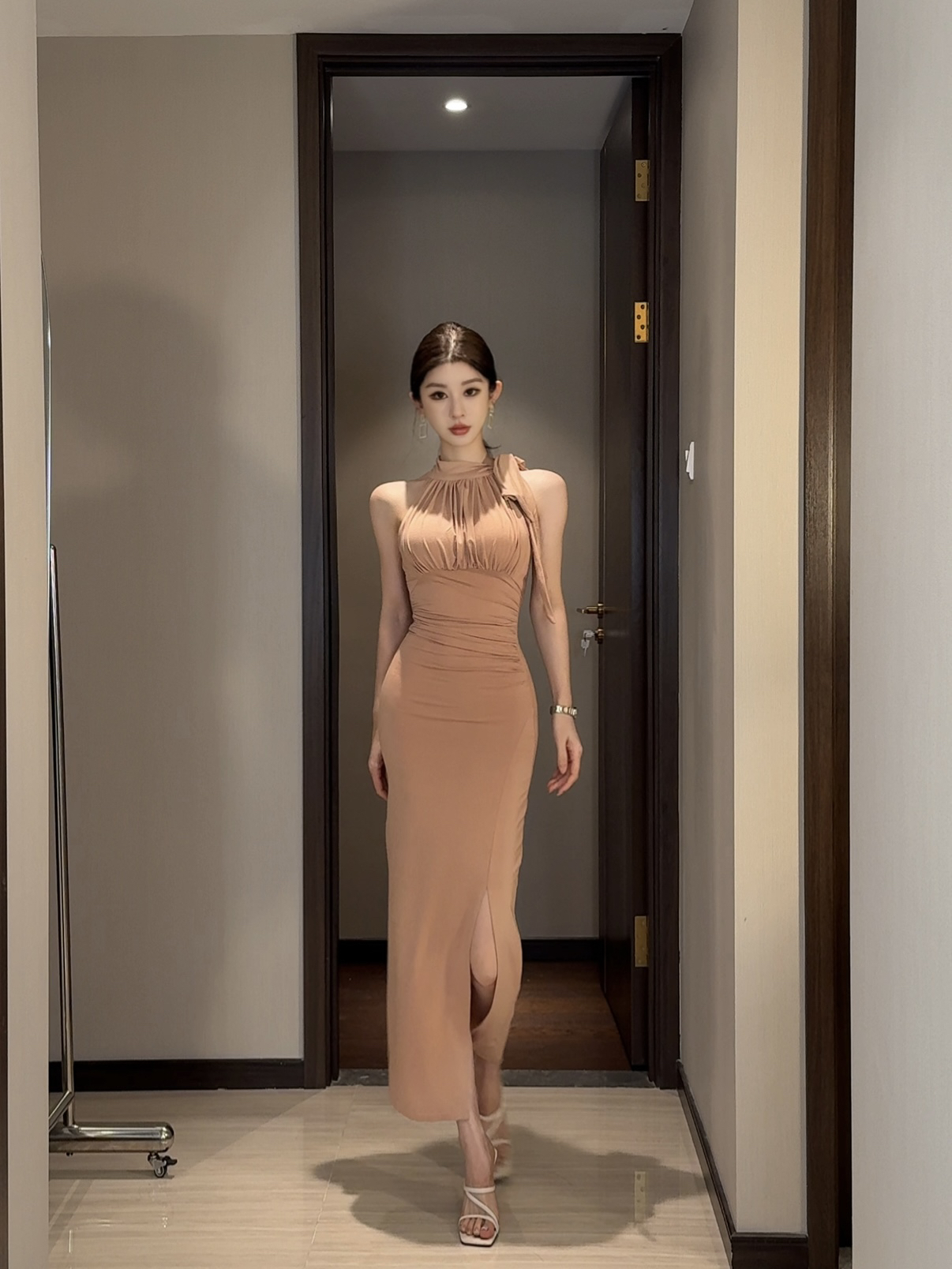 纯欲粉色带胸垫挂脖飘带褶皱连衣裙女夏气质开叉长裙修身包臀裙子