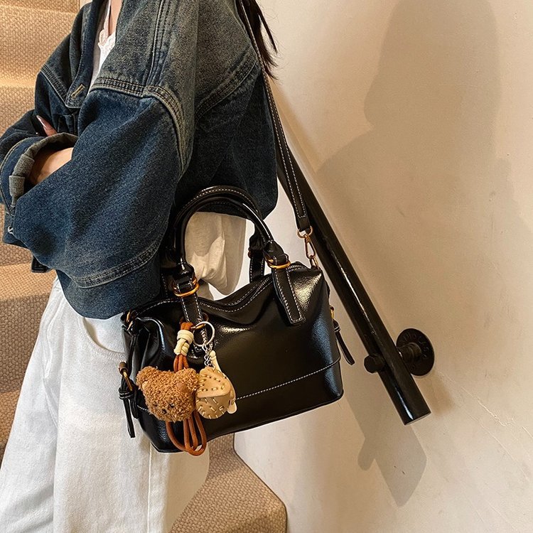 韩国复古保龄球包女2024冬季新款大容量波士顿手提包百搭枕头包