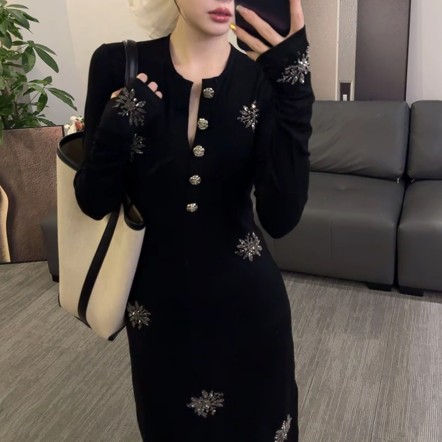 OS&oneshow秋季新款亮闪闪烫钻高级感V领长袖黑色连衣裙设计感