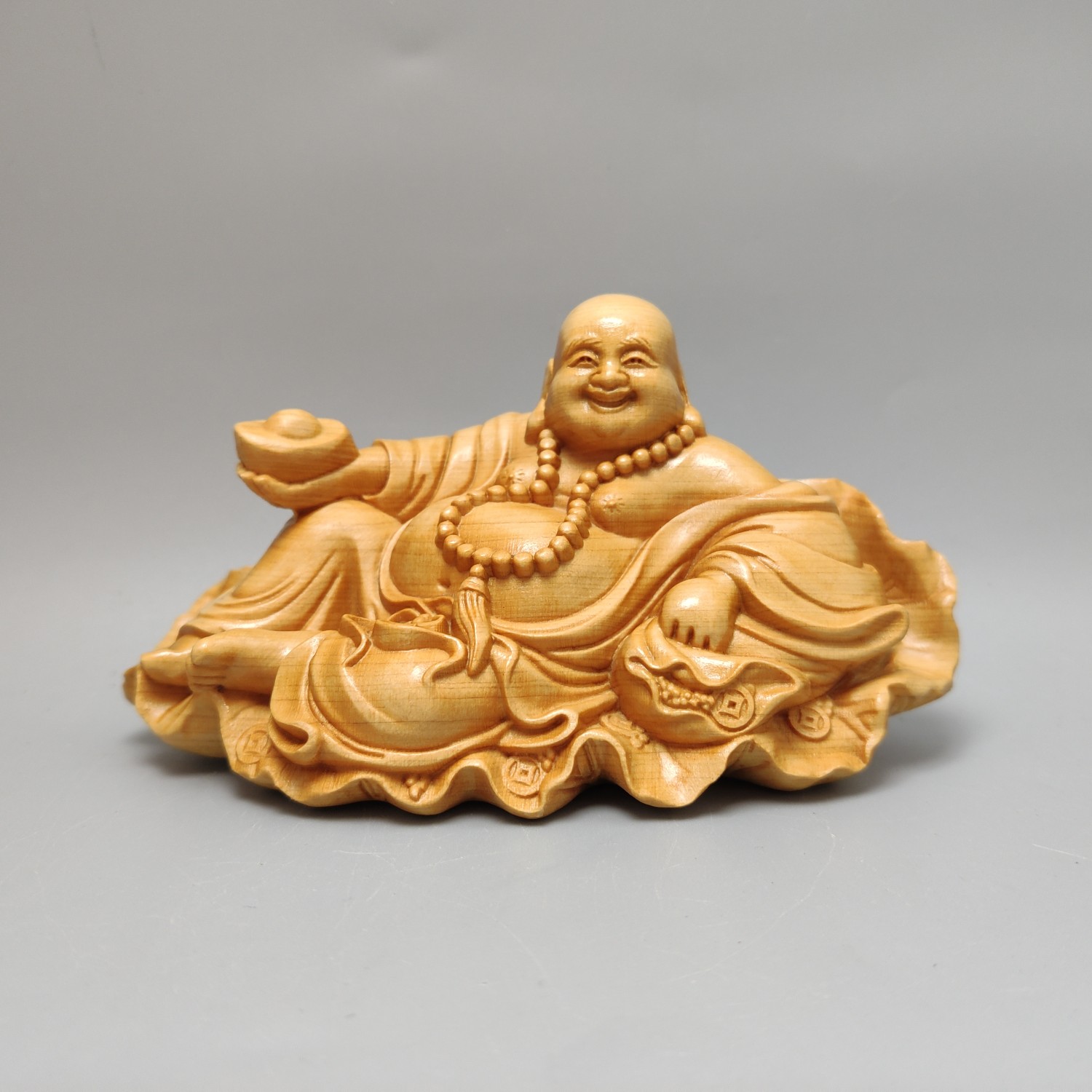 崖柏雕刻坐金蟾荷叶元宝弥勒车摆件