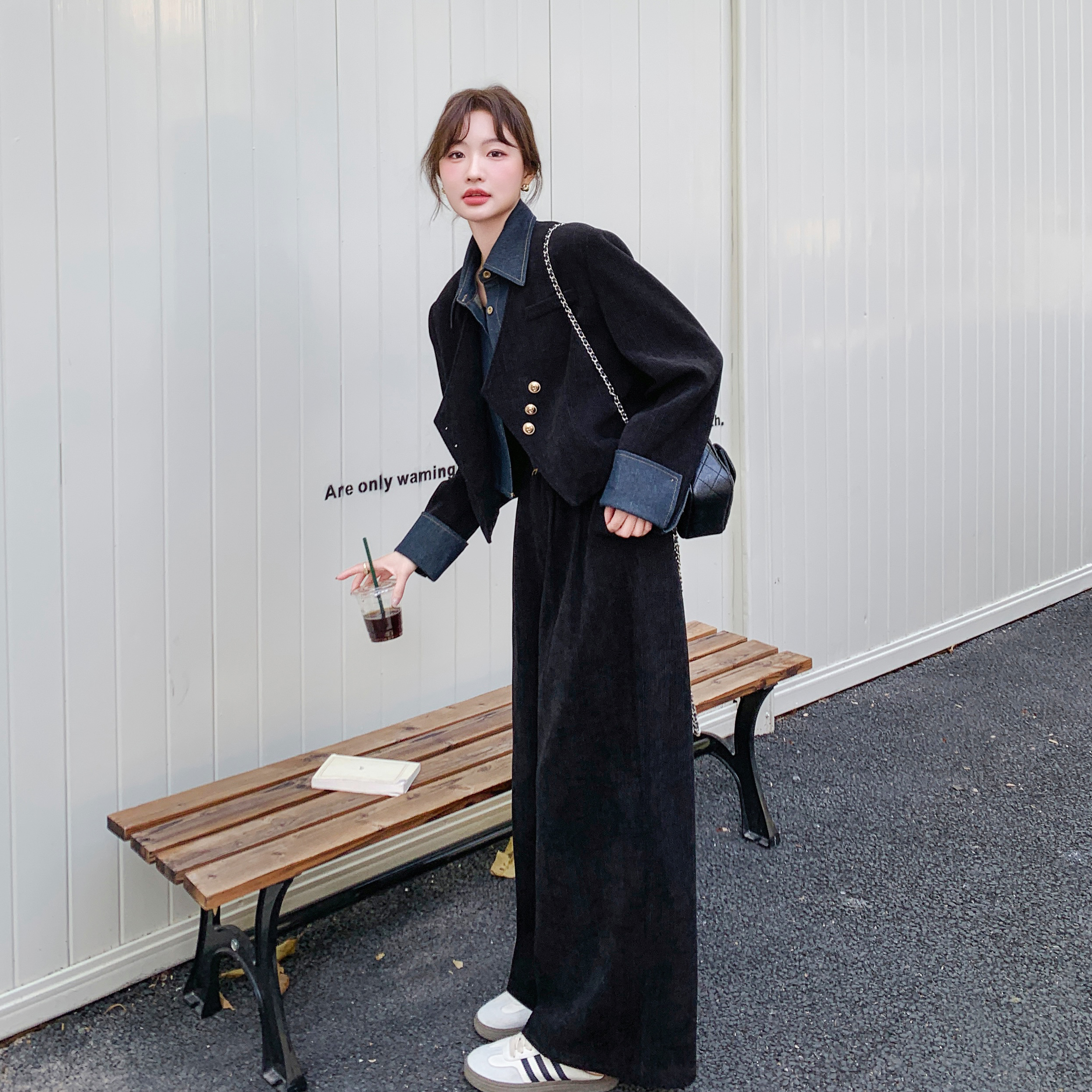 黑色高级感盐系穿搭减龄套装女春撞色牛仔拼接假两件阔腿裤两件套