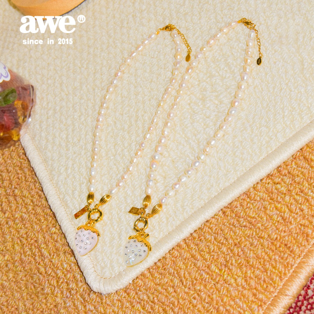 AWE 钛钢项链 闪钻草莓珍串珠颈链女生轻奢小众款秋冬毛衣链配饰