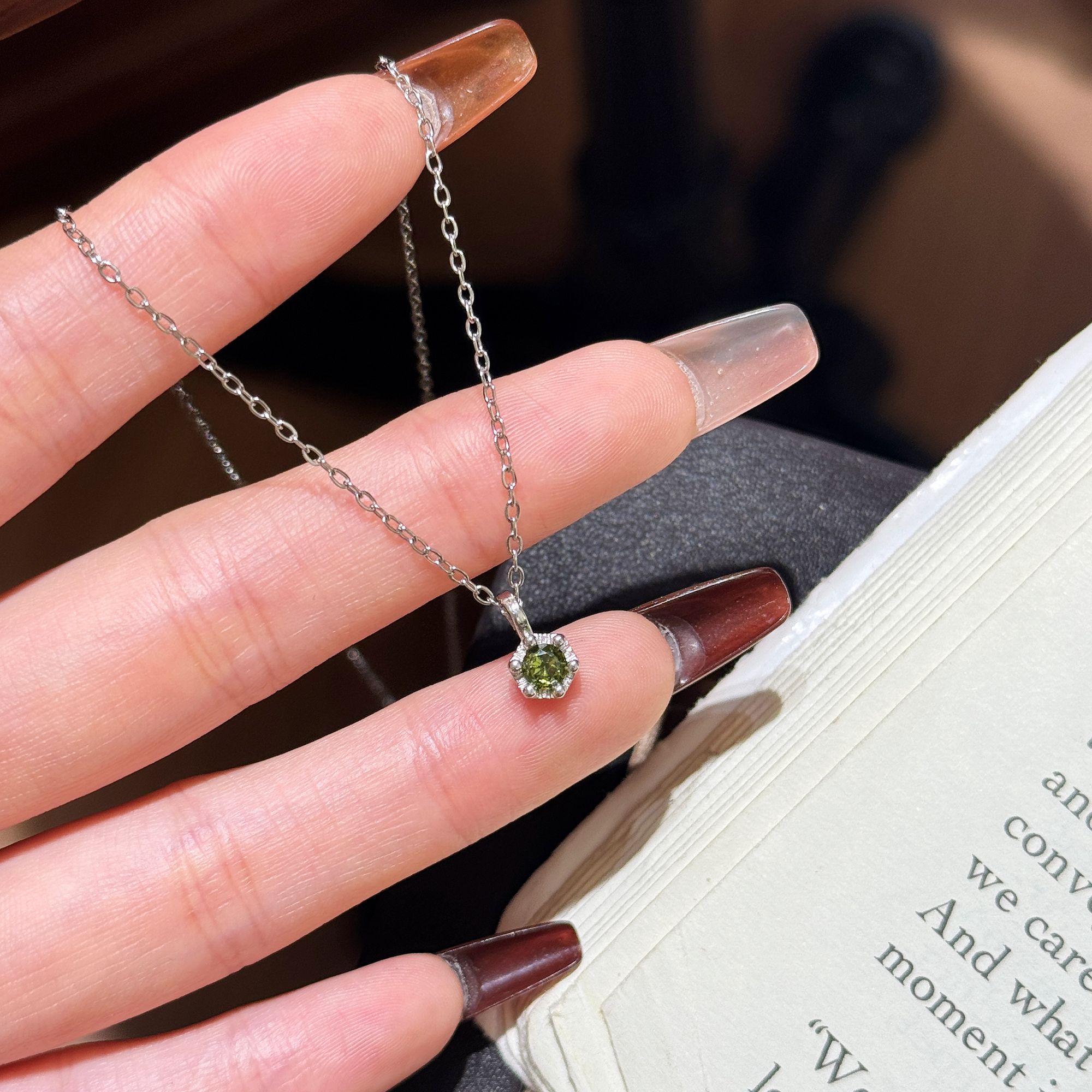 依弗 钛钢项链 极简绿色单钻项链女轻奢时尚气质小众设计感锁骨链