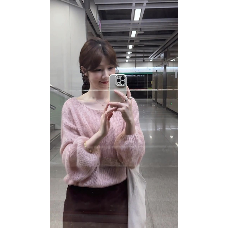 MARIE.COCO小众不撞款穿搭粉色镂空宽松长袖针织毛衣女秋季包臀裙