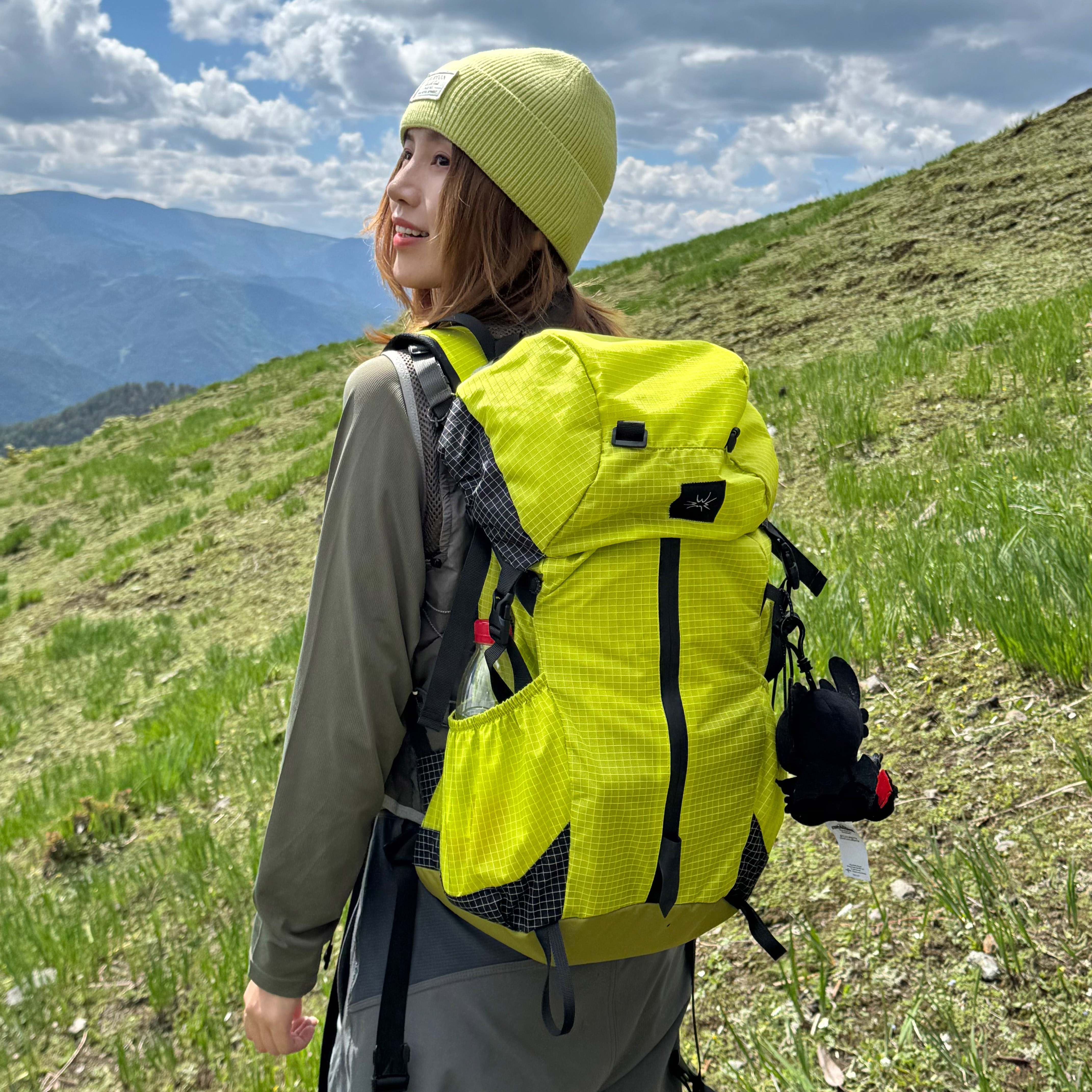 户外徒步登山包女轻量化33升爬山背包悬浮背负双肩包防水短途旅行