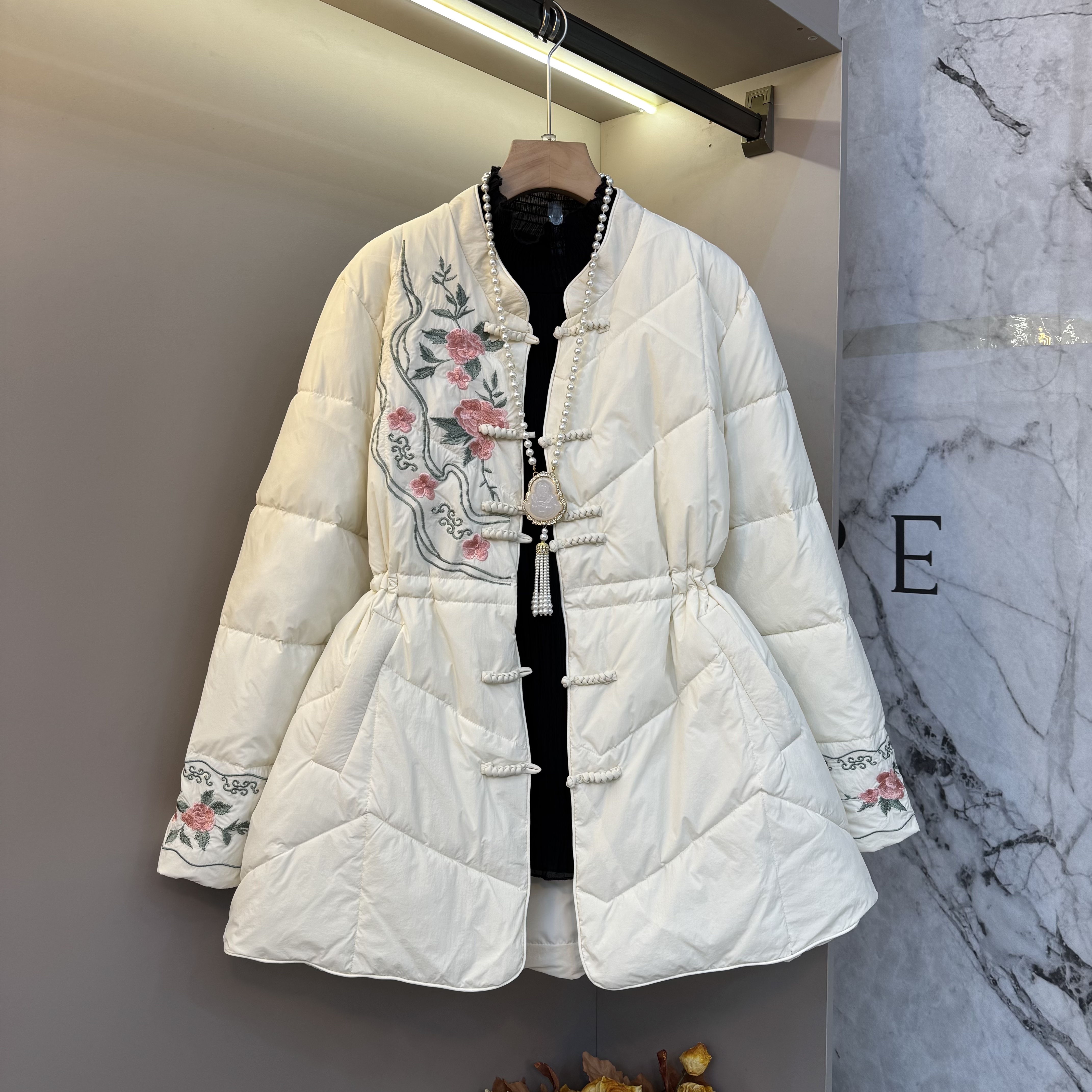 2025新款欧货高品质冬加棉新中式刺绣工艺洋气收腰保暖外套2566