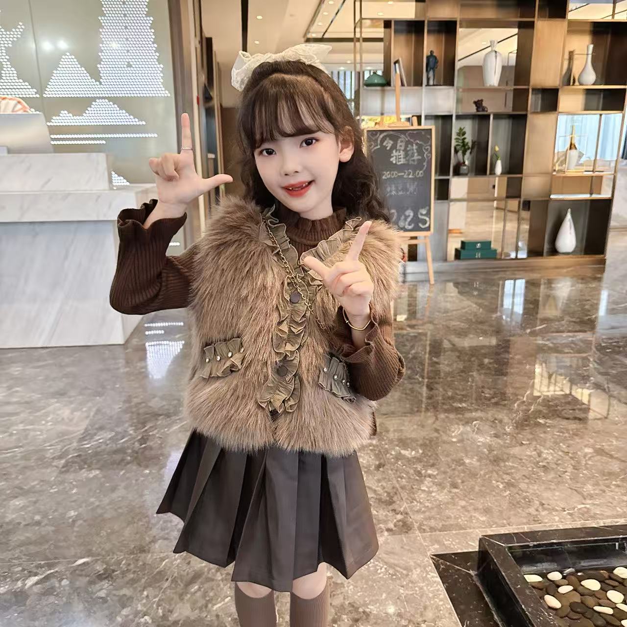 2025女童秋冬高级感草草马甲套装女宝宝精致洋气三件套马甲裙子