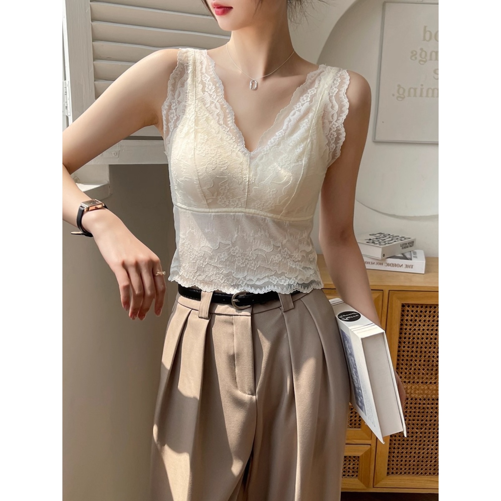杏色蕾丝v领背心女夏外穿带胸垫短款美背打底内搭无袖上衣纯欲风