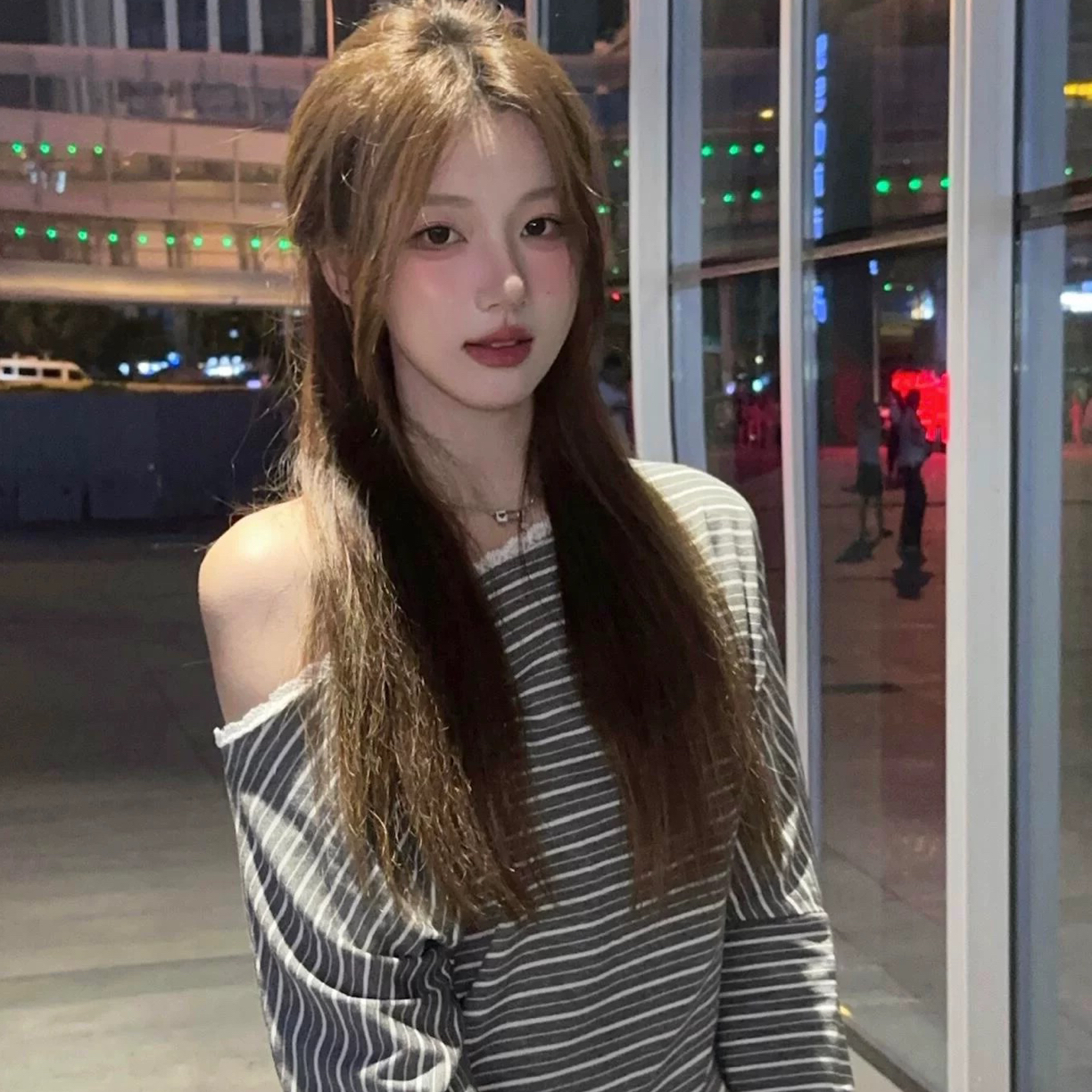 韩系灰色条纹斜肩蕾丝花边T恤女秋季松弛感纯欲气质显瘦长袖上衣